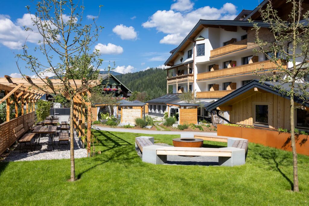Blick auf den Garten hinter dem Hotel Pongauerhof in Flachau