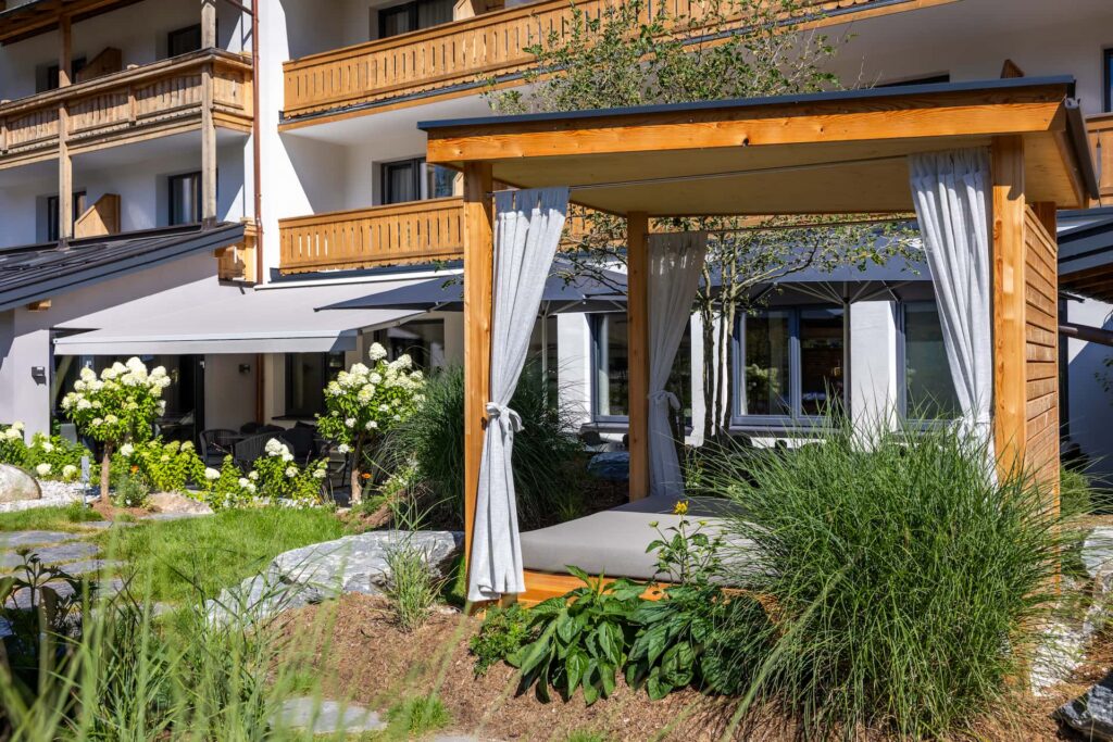 Liegelounge im Garten des 4 Sterne Hotels Pongauerhof in Flachau