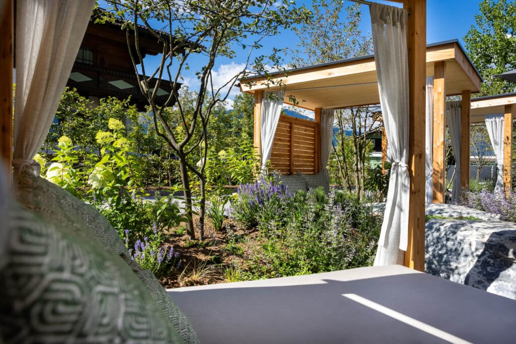 Blick von der gemütlichen Liegelounge im Garten des Hotels