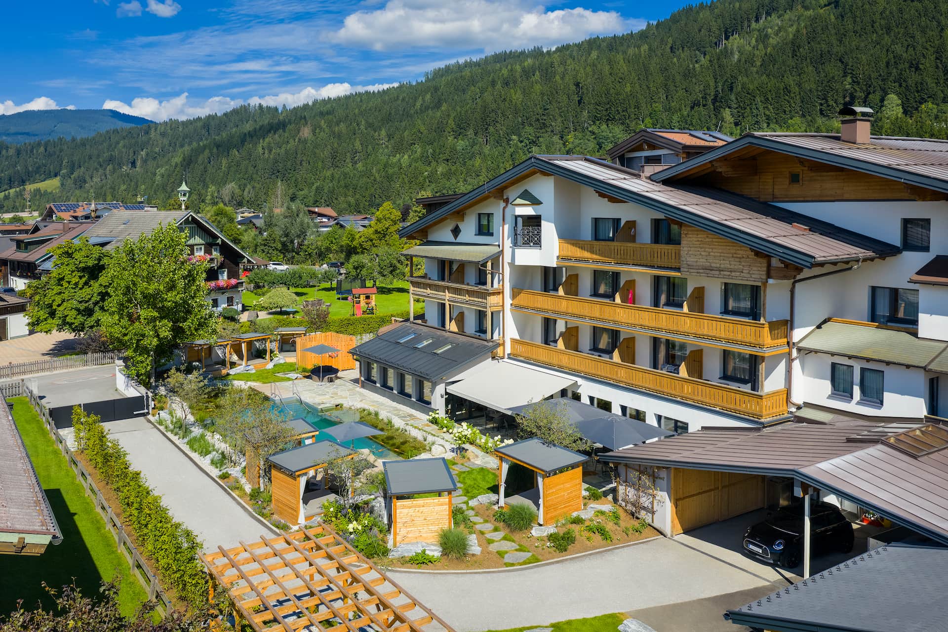 Außenaufnahme des Gartens mit Naturbadeteich des Hotels