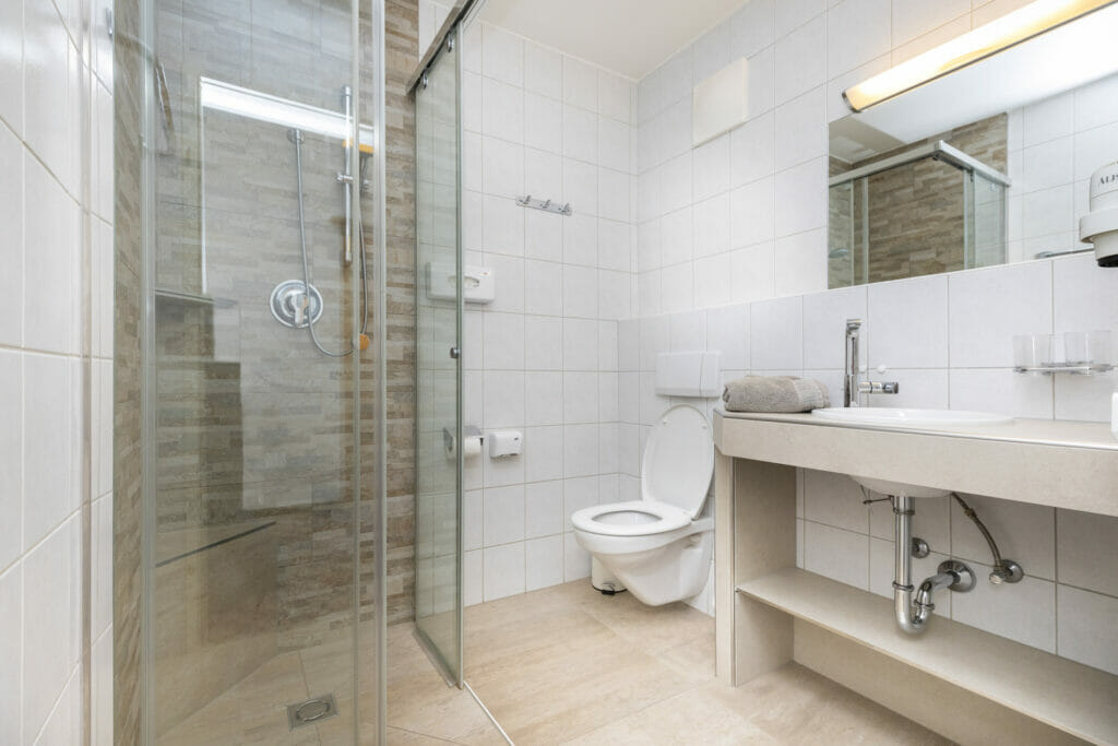 Doppelzimmer Lackenkogelblick Badezimmer mit Dusche