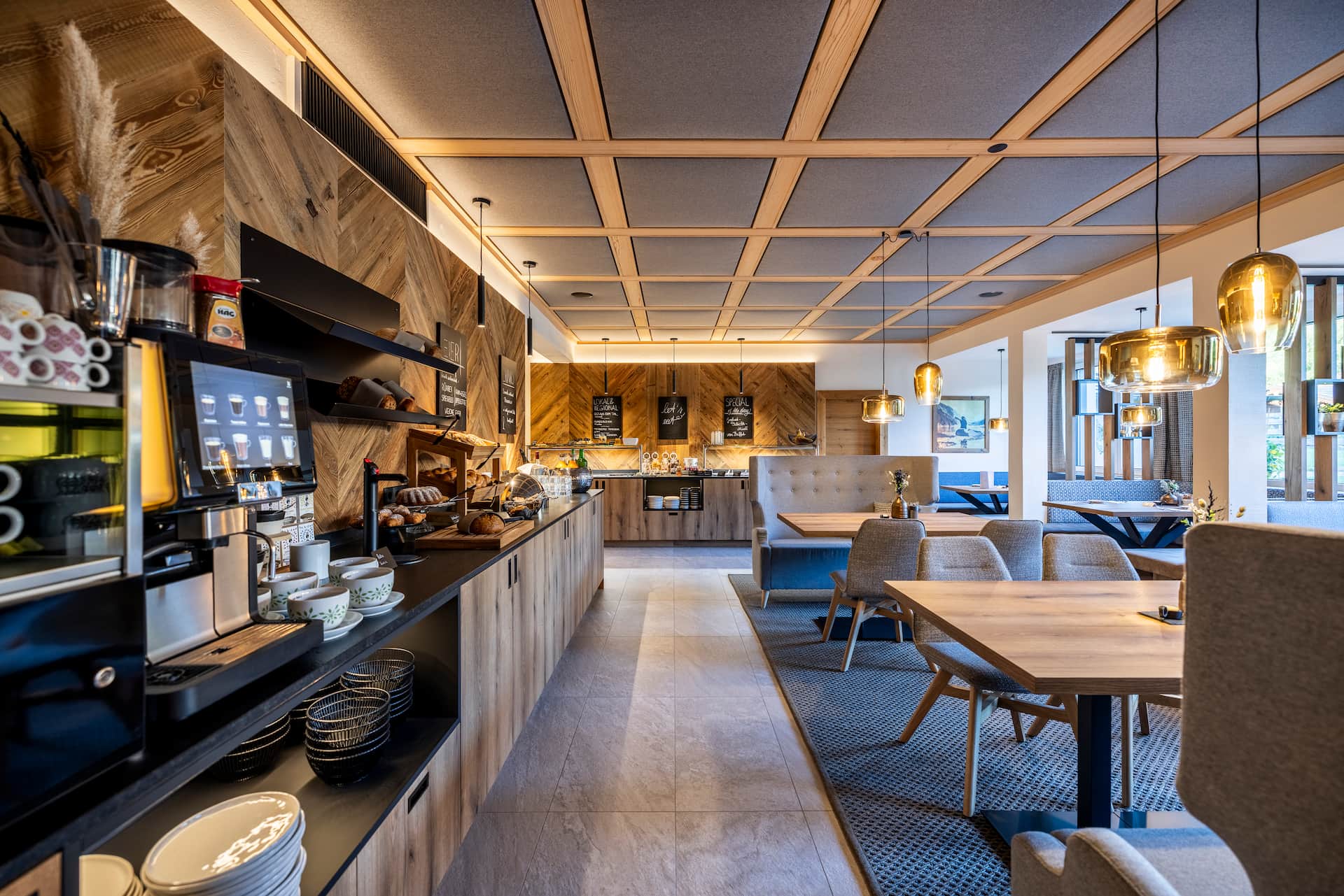 Frühstücksbuffet mit modernen Sitzgelegenheiten im Hotel Pongauerhof