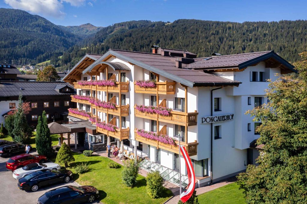 Pongauerhof Aussenaufnahme im Sommer vom Hotel in Flachau