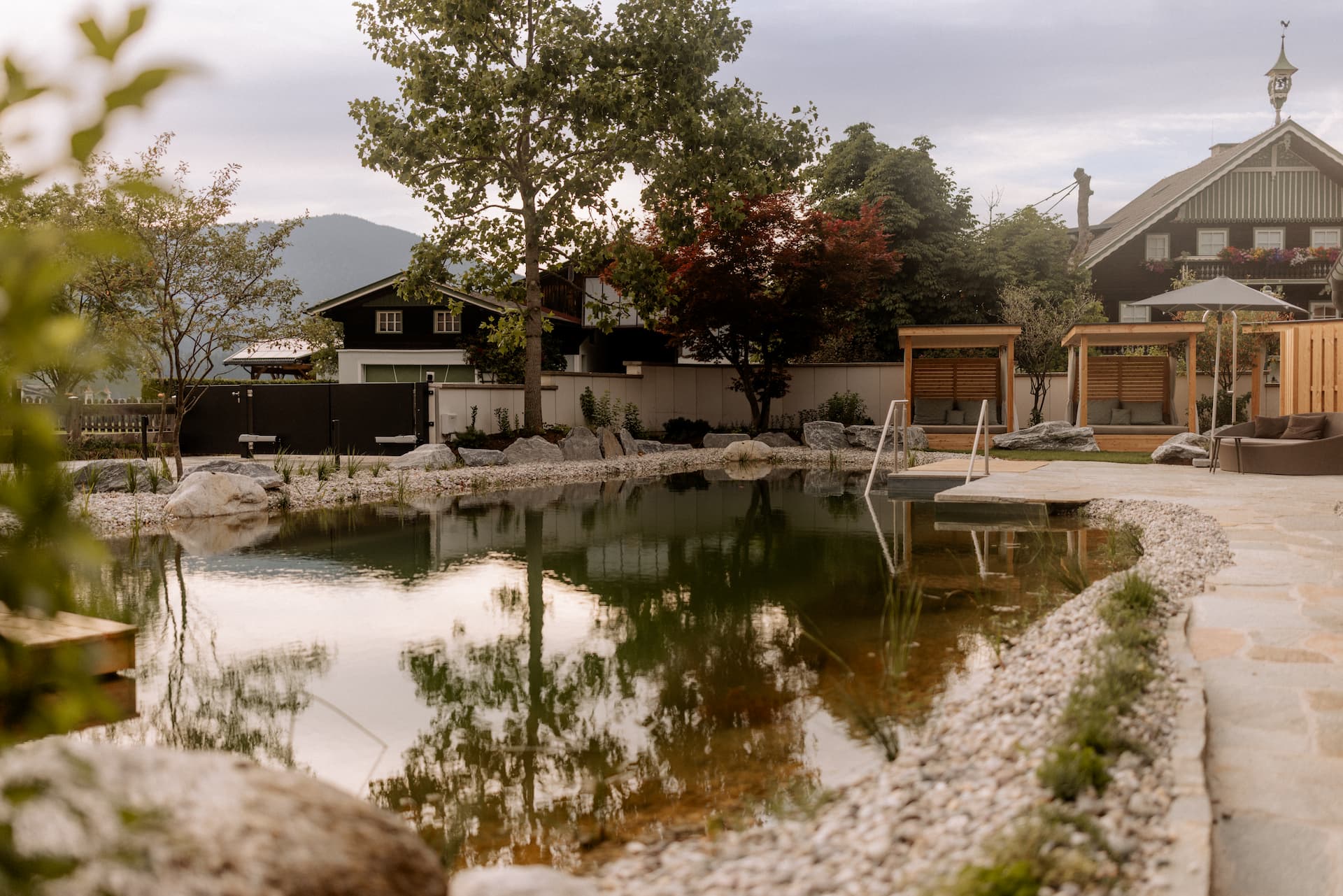Naturbadeteich im Garten des 4 Sterne Hotel Flachau