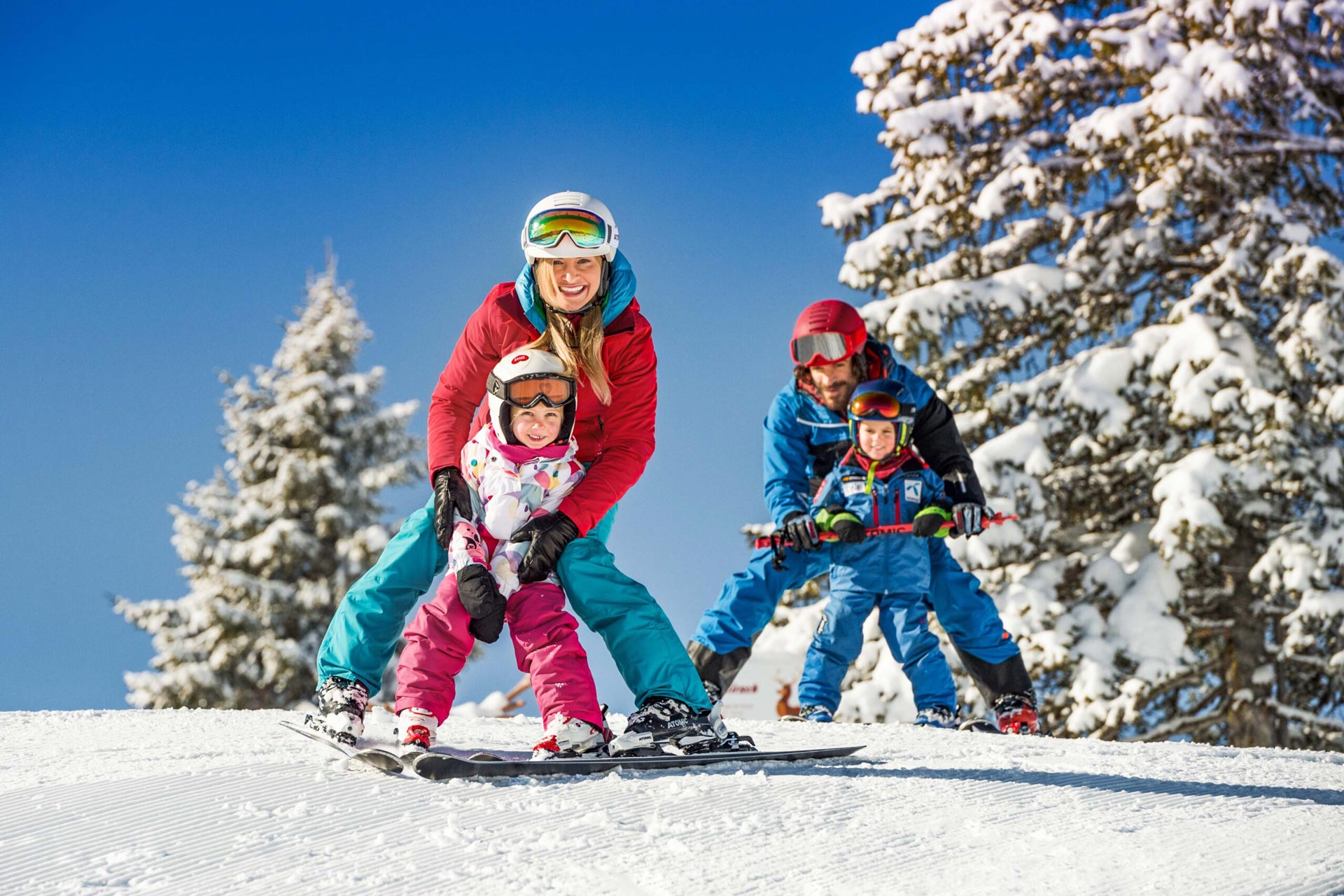 Familie beim Skifahren auf den Pisten der Salzburger Ski Amadé